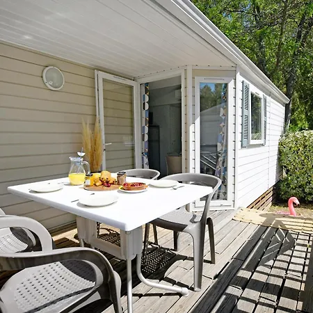 Les Castors אתר קמפינג 4*